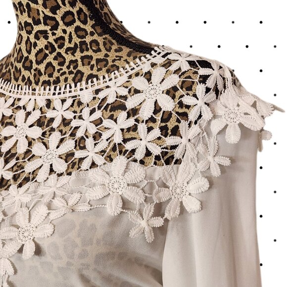 White Blouse with flower detail and wrist ties SIZE XL - Picture 3 of 6